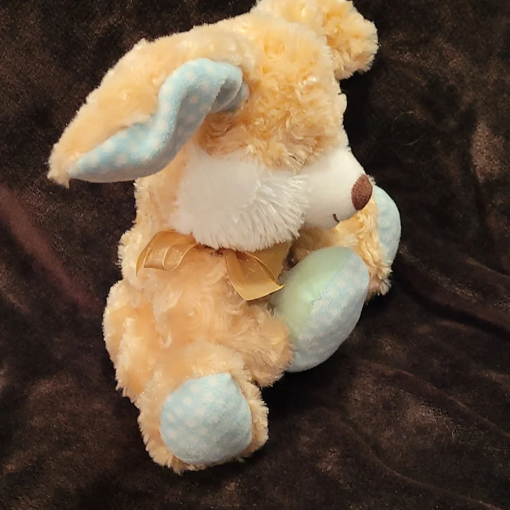 Singing Easter Bunny Excellent condition WORKS GREAT